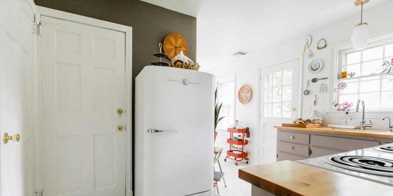 Narrow apartment outlet refrigerator